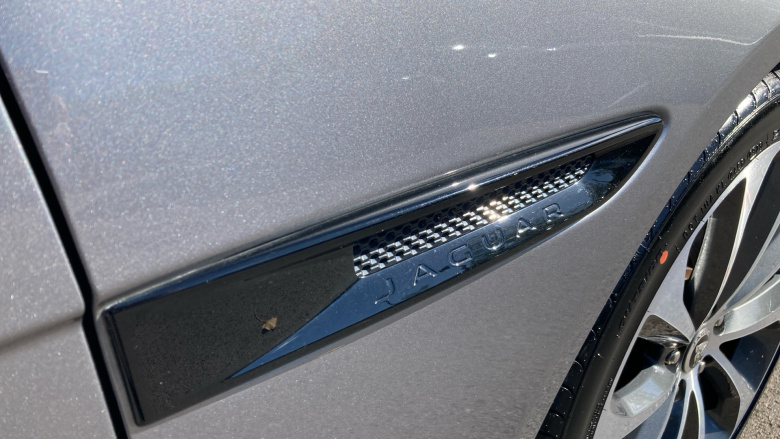 Jaguar XE 2.0 D200 R-Dynamic SE Black 4dr Auto Diesel Saloon